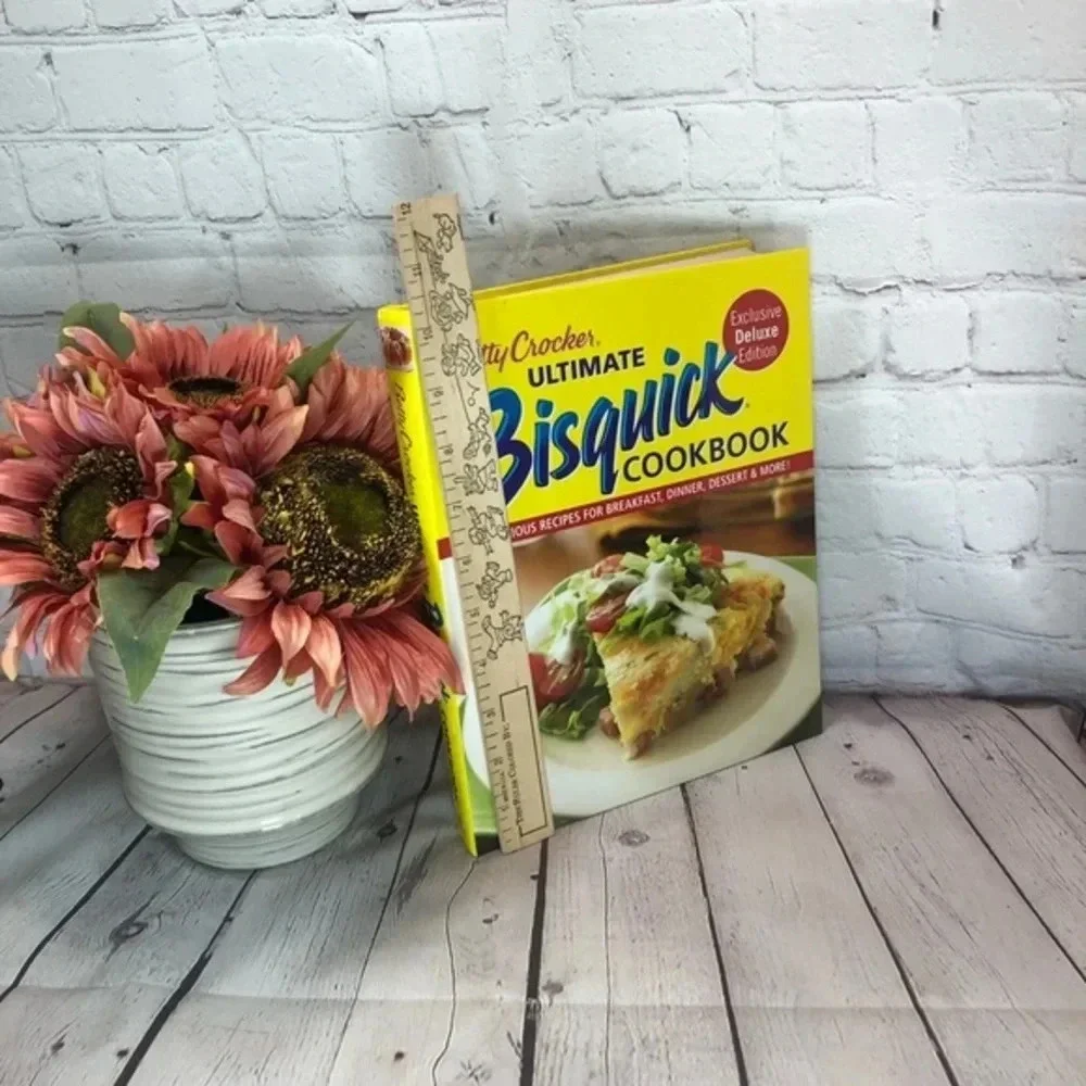 BETTY CROCKERS ULTIMATE BISQUICK cookbook